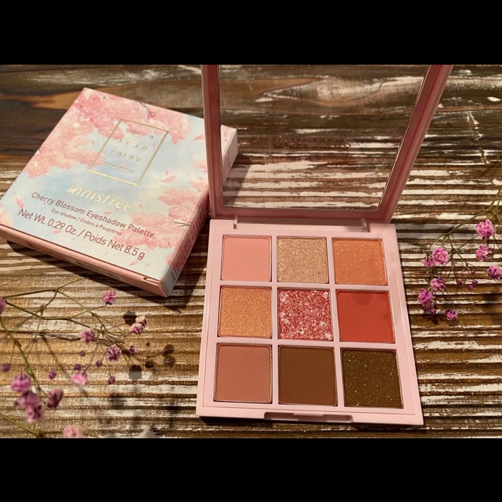 Innisfree Cherry blossom Eyeshadow pallet 
0.29 oz